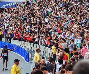 AJR-6151 Crowd with Mo Farah