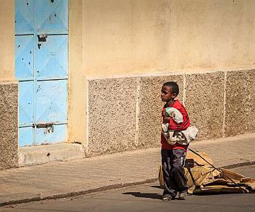 MAD-8793 Boy with Carboard, Street Scene, Asmara
