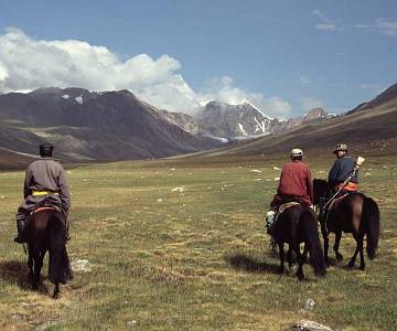 mon209_3riders Approaching the Kharkhiraa Pass with Hunter