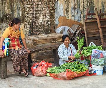 AJR-5861 Food Seller, Railway Stop