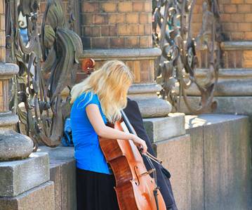 _MG_0607 Busker outside, Church of Our Saviour on Spilled Blood, St Petersburg, Russia